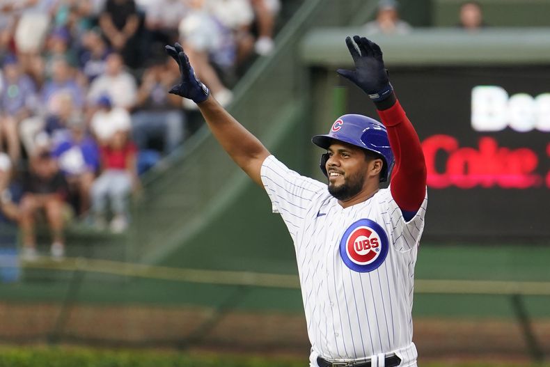 ARCHIVO - Jeimer Candelario de los Cachorros de Chicago celebra tras conectar un sencillo ante los Rojos de Cincinnati, el martes 1 de agosto de 2023, en Chicago. Candelario ha firmado como agente libre con los Rojos. (AP Foto/Charles Rex Arbogast)