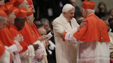 americateve | El papa em&eacute;rito Benedicto (izquierda) saluda al reci&eacute;n designado cardenal Ricardo Ezzati el s&aacute;bado 22 de febrero de 2014. Benedicto neg&oacute; el mi&eacute;rcoles 26 de febrero que su renuncia se debiera a presi&oacute;n alguna al es