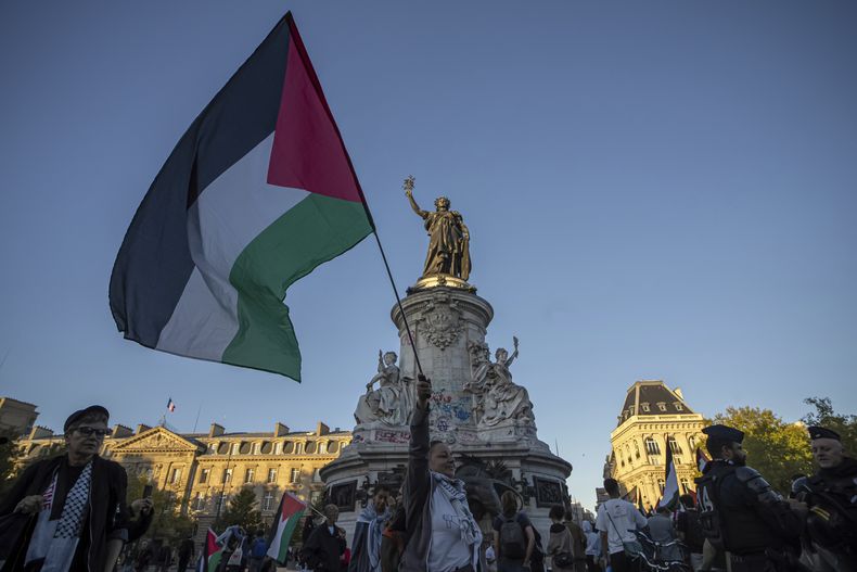 Una mujer sostiene una bandera palestina durante una protesta propalestina en la plaza de la República en París, el miércoles 17 de septiembre de 2025. (AP Foto/Aurelien Morissard)