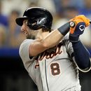 Matt Vierling de los Tigres de Detroit observa su doble de dos carreras en la octava entrada del encuentro ante los Reales de Kansas City el lunes 17 de julio del 2023. (AP Foto/Charlie Riedel)