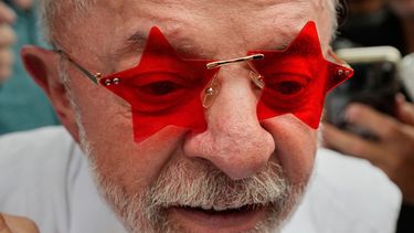 El presidente Luiz Inácio Lula da Silva lleva puestas unas gafas que le regaló un simpatizante tras votar en la segunda vuelta de las elecciones presidenciales, el domingo 25 de octubre de 2026, en Sao Bernardo do Campo, Brasil. (AP Foto/Natacha Pisarenko)