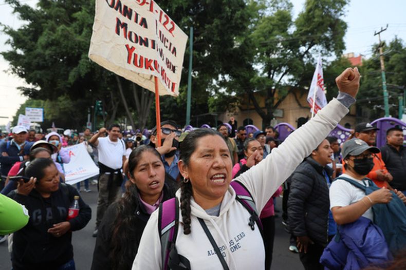 Profesores protestan durante la jornada inaugural de la Copa Mundial de la FIFA 2026 en la Ciudad de México, el jueves 11 de junio de 2026. (AP Foto/Ginnette Riquelme)
