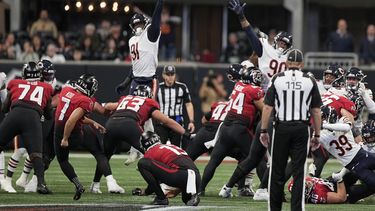 Falcons ganan 27-24 a Bears con gol de campo de Koo