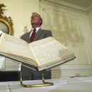 El archivista John Carlin con un diario presidencial de Harry Truman de 1947, en los Archivos Nacionales en Washington el 10 de julio de 2003 (Foto AP/Rick Bowmer)