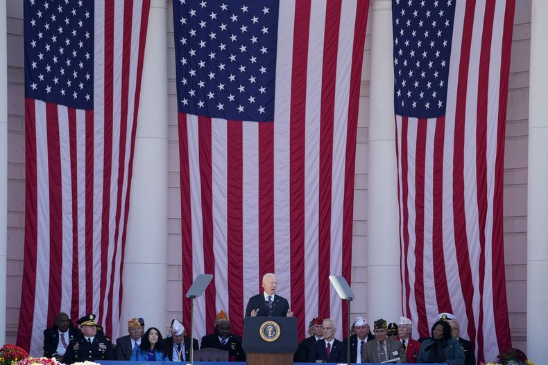 El presidente Joe Biden habla en el acto del Día Nacional de los Veteranos en el cementerio nacional de Arlington, Virginia, sábado 11 de noviembre de 2023. (AP Foto/Andrew Harnik)