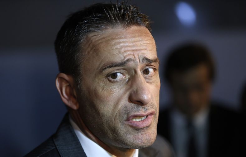 El t&eacute;cnico de la selecci&oacute;n de Portugal, Paulo Bento, contesta preguntas de periodistas el 6 de diciembre de 2013 luego del sorteo del Mundial en Costa do Sauipe, Brasil. (AP Photo/Victor R. Caivano, File)