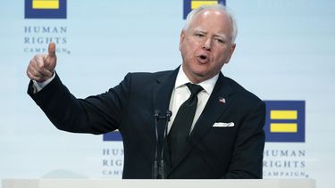 El candidato demócrata a la vicepresidencia, el gobernador de Minnesota Tim Walz, habla durante la Cena Nacional de la Campaña de Derechos Humanos (HRC) en el Centro de Convenciones Walter E. Washington en Washington, el sábado 7 de septiembre de 2024. (AP Foto/Jose Luis Magana)
