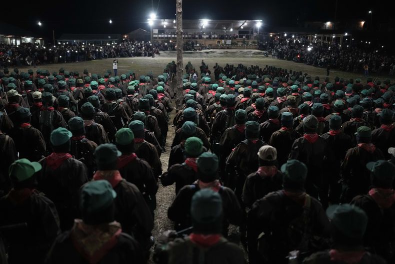 Integrantes del Ejército Zapatista de Liberación Nacional (EZLN) conmemoran el 30mo aniversario de su aparición pública y alzamiento, en Dolores Hidalgo, Chiapas, México, el domingo 31 de diciembre de 2023. (AP Foto/Eduardo Verdugo)