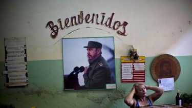 fidel castro desconfia de eeuu pero apoya negociacion
