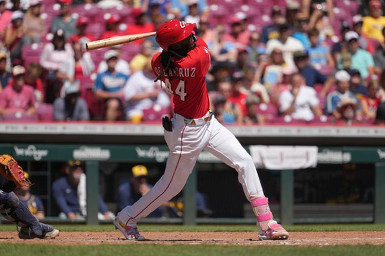 El dominicano Elly De La Cruz, de los Rojos de Cincinnati, completa el movimiento de su swing tras conectar un jonrón de dos carreras en la cuarta entrada del juego de béisbol contra los Cerveceros de Milwaukee, el domingo 6 de septiembre de 2026, en Cincinnati. (AP Foto/Kareem Elgazzar)