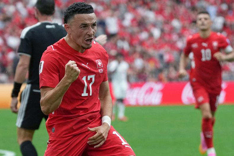 Ruben Vargas (17) celebra tras anotar el primer gol de Suiza en el partido contra Canadá en el Grupo B del Mundial, el miércoles 24 de junio de 2026, en Vancouver. (AP Foto/Abbie Parr)