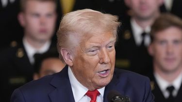 El presidente Donald Trump durante la presentación del trofeo Comandante en Jefe al equipo de fútbol americano de la Marina, en la Sala Este de la Casa Blanca, el martes 15 de abril de 2025, en Washington. (AP Foto/Alex Brandon)