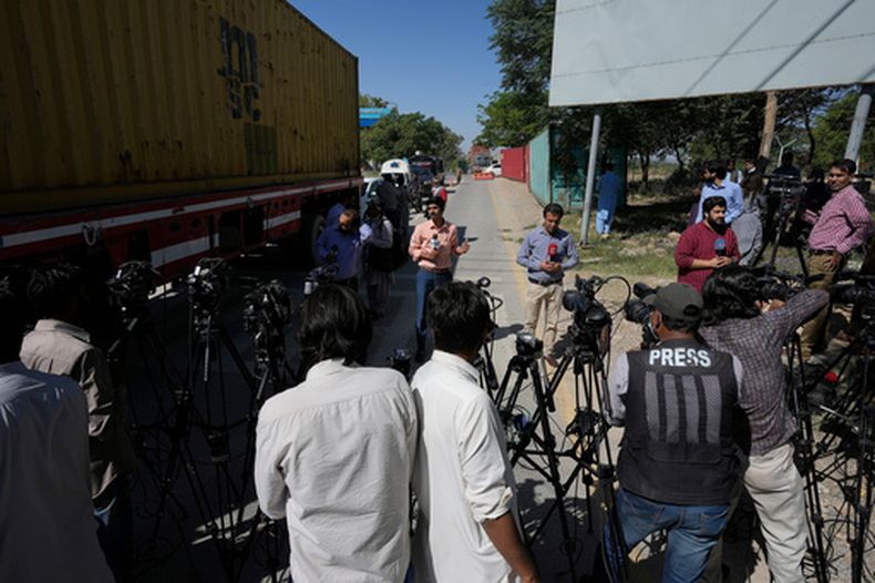 Periodistas reportan en una vía cerca de la sede de la policía en Islamabad, Pakistán, el 10 de mayo del 2023. (AP foto/Anjum Naveed)