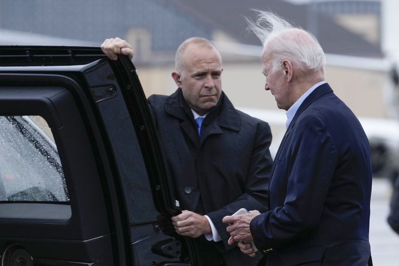 El presidente Joe Biden sube a su vehículo en la Base Andrews de la Fuerza Aérea, el miércoles 21 de junio de 2023, en Maryland. (AP Foto/Susan Walsh)