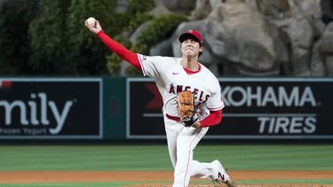 Shohei Ohtani (17) de los Angelinos de Los Ángeles lanza contra los Reales de Kansas en Anaheim, California, el viernes 21 de abril de 2023. (AP Foto/Ashley Landis)