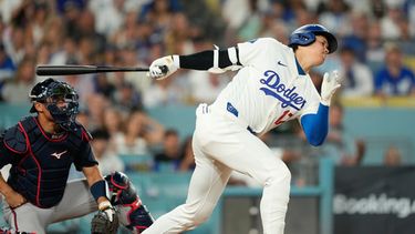 Shohei Ohtani, jugador de doble función de los Dodgers de Los Ángeles, se poncha al batear durante la séptima entrada del segundo partido de la Serie Divisional de la Liga Nacional contra los Bravos de Atlanta, el domingo 4 de octubre de 2026, en Los Ángeles. (Foto AP/Mark J. Terrill)