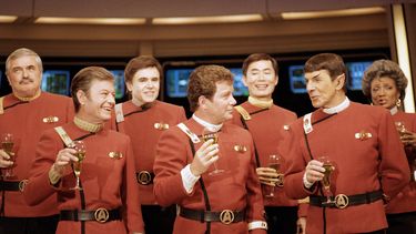 ARCHIVO - Miembros del equipo de Star Trek, de izquierda a derecha, James Doohan, DeForest Kelley, Walter Koenig, William Shatner, George Takei, Leonard Nimoy y Nichelle Nichols, brindan por la nueva película de Star Trek en Paramount Studios el 28 de diciembre de 1988. (Foto AP/Bob Galbraith, archivo)
