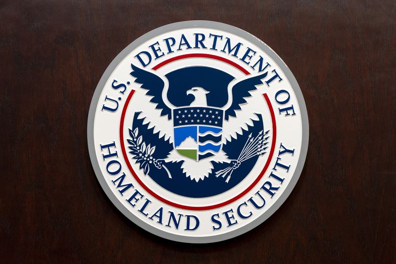 El logo del Departamento de Seguridad Nacional en el podio de la sede del Servicio de Control de Inmigración y Aduanas, el miércoles 9 de abril de 2025, en Washington. (AP Foto/Alex Brandon)
