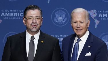 En esta imagen de archivo, el presidente de Estados Unidos, Joe Biden, junto a su homólogo de Costa Rica, Rodrigo Chaves, durante la Cumbre de las Américas, el 8 de junio de 2022, en Los Ángeles. (AP Foto/Evan Vucci, archivo)