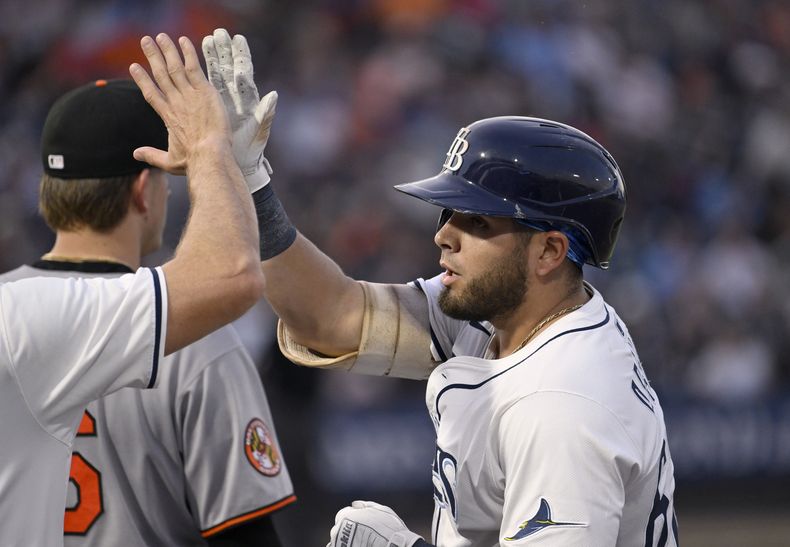 El mexicano Jonathan Aranda, de los Rays de Tampa Bay, festeja su sencillo en el juego ante los Orioles de Baltimore, el miércoles 18 de junio de 2025 (AP Foto/Jason Behnken)