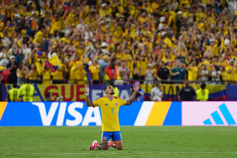 El zaguero colombiano Daniel Muñoz reacciona durante el partido contra Ghana en los 16vos de final del Mundial, el viernes 3 de julio de 2026, en Kansas City, Missouri. Colombia ganó 1-0. (AP Foto/Ed Zurga)