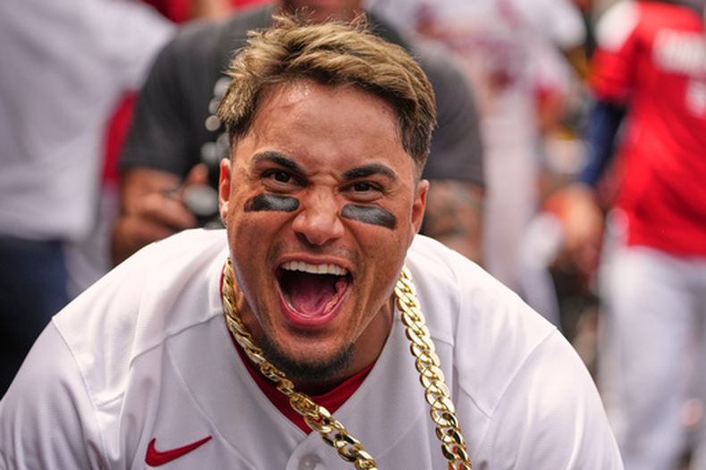 Bryan Torres, de los Cardenales de San Luis, celebra tras conectar un jonrón de dos carreras durante la quinta entrada de un partido de béisbol contra los Rojos de Cincinnati, el domingo 7 de junio de 2026, en San Luis. (Foto AP/Jeff Roberson)