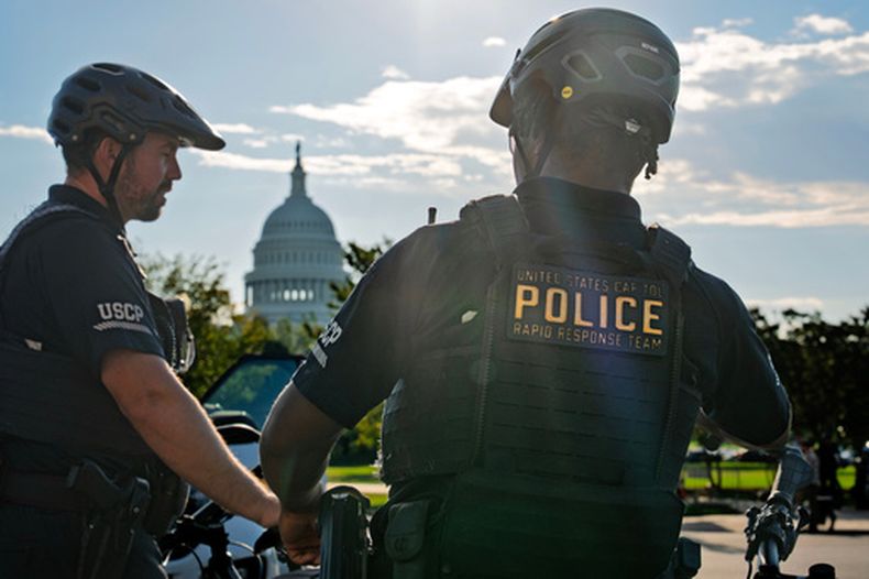 Policías del Capitolio cerca de la sede legislativa en Washington, el 14 de octubre del 2026. (AP foto/J. Scott Applewhite)