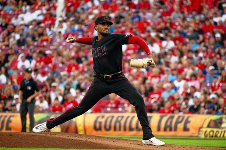El lanzador de los Rojos de Cincinnati, Hunter Greene, realiza un lanzamiento en la primera entrada de un partido de béisbol contra los Cachorros de Chicago, el viernes 10 de julio de 2026, en Cincinnati. (Foto AP/Michael Swensen)