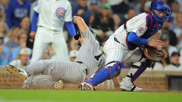 Spencer Jones, de los Yankees de Nueva York, se desliza hacia el plato tras un sencillo productor de carreras de José Caballero, también de los Yankees de Nueva York, durante la quinta entrada de un partido de béisbol contra los Cachorros de Chicago, el sábado 1 de agosto de 2026, en Chicago. (Foto AP/Melissa Tamez)