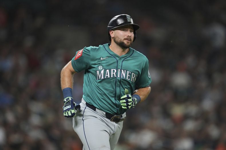 Cal Raleigh, de los Marineros de Seattle, recorre los senderos luego de conectar un grand slam ante los Tigres de Detroit, el viernes 11 de julio de 2025 (AP Foto/Paul Sancya)
