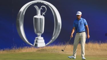 El estadounidense Jackson Suber con un putt en el hoyo 18 en la primera ronda del Abierto Británico en Royal Birkdale el jueves 16 de julio del 2026. (AP Foto/Peter Morrison)