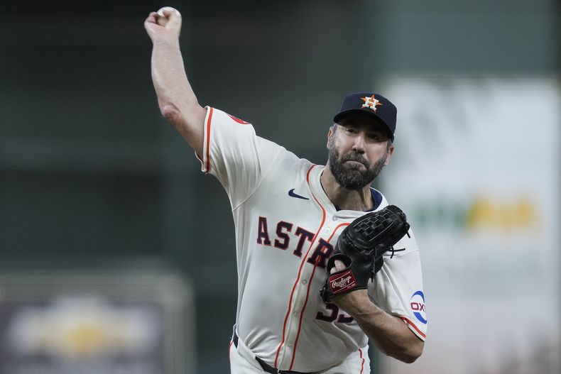 ARCHIVO - El abridor de los Astros de Houston, Justin Verlander lanza durante un juego simulado el domingo 4 de agosto de 2024, en Houston. (AP Foto/Kevin M. Cox, Archivo)