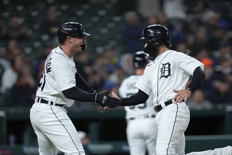 Spencer Torkelson y Eric Haase festejan tras anotar por los Tigres de Detroit ante los Mets de Nueva York, en el segundo juego de una doble cartelera, el miércoles 3 de mayo de 2023 (AP Foto/Paul Sancya)