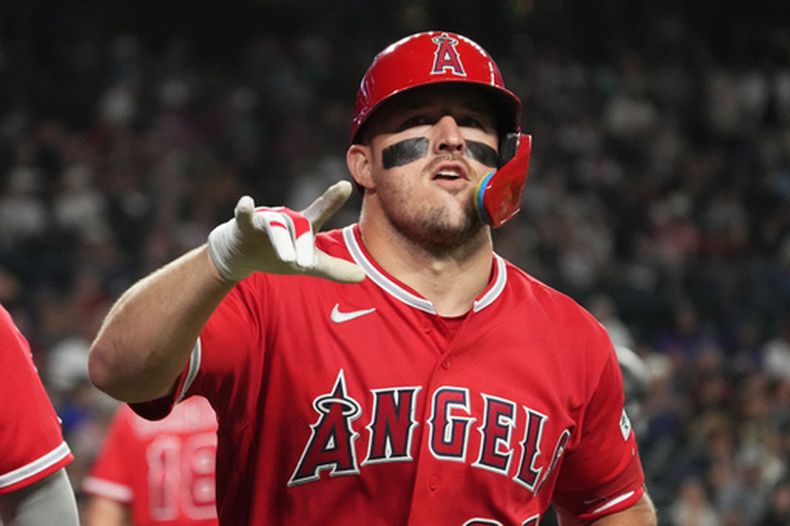 Mike Trout (27), de los Angelinos de Los Ángeles, reacciona tras conectar un jonrón de dos carreras contra los Diamondbacks de Arizona en la quinta entrada de un partido de béisbol, el martes 16 de junio de 2026, en Phoenix. (Foto AP/Rick Scuteri)