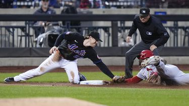 El tercera base de los Mets de Nueva York Brett Baty etiqueta a Jordan Walker de los Cardenales de San Luis tras un intento de robo de base en la quinta entrada del juego del viernes 16 de junio del 2023. (AP Foto/Frank Franklin II)