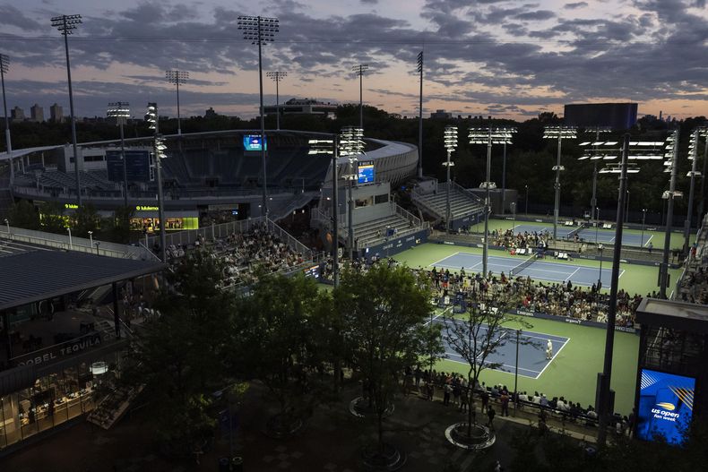 Las luces LED apantalladas brillan sobre las canchas de tenis durante el campeonato de tenis del Abierto de Estados Unidos en el Centro Nacional de Tenis USTA Billie Jean King, el martes 19 de agosto de 2025, en Nueva York. (AP Photo/Yuki Iwamura)