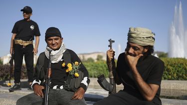 Combatientes beduinos en la Plaza Umayyad de Damasco en Siria el 19 de julio del 2025, antes de ir a la provincia de Sweida para participar en combates entre clanes beduinos y milicias drusas. (Foto AP/Ghaith Alsayed)