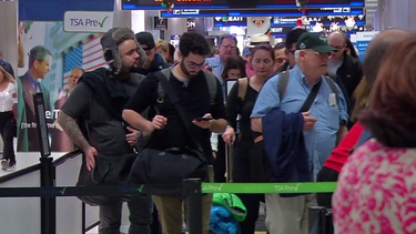 inicia el exodo de vacacionistas y miles de personas se movilizan a traves del aeropuerto internacional de miami