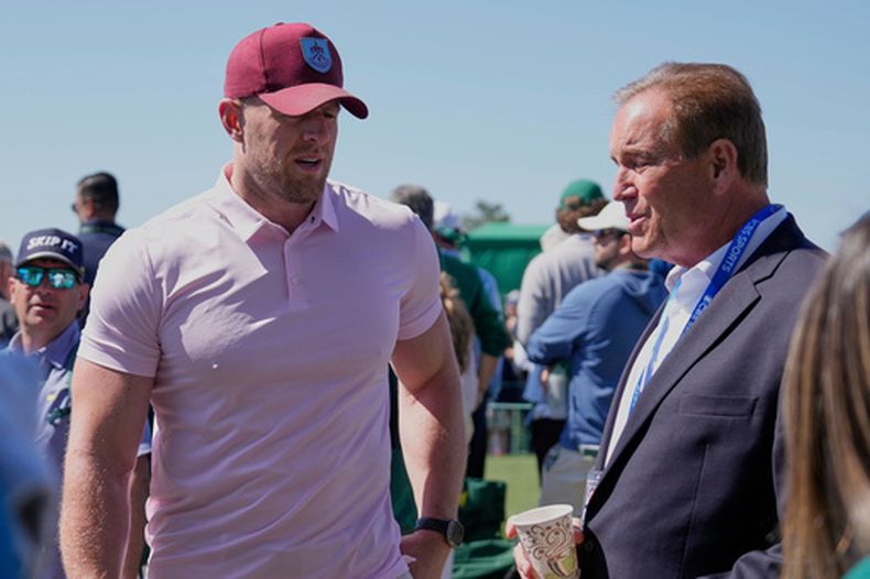 ARCHIVO - Foto del 13 de abril del 2025, el exjugador de la NFL J.J. Watt habla con el narrador Jim Manz durante el Masters. (AP Foto/Ashley Landis, Archivo)