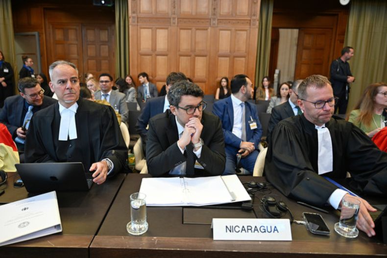 Miembros de la delegación legal que representa a Nicaragua y el asesor Daniel Mueller, a la derecha, asisten a una vista pública sobre las objeciones preliminares presentadas por Alemania en el caso presentado por Nicaragua en la Corte Internacional de Justicia, en el Palacio de la Paz en La Haya, Países Bajos, el lunes 7 de septiembre de 2026. (AP Foto/Mouneb Taim)