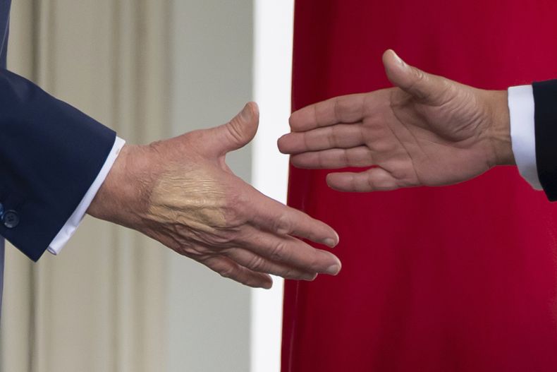 ARCHIVO - El presidente estadounidense Donald Trump extiende la mano para estrechar la del príncipe heredero de Bahrein, Salman bin Hamad Al Jalifa, a su llegada a la Casa Blanca, en Washington, el miércoles 16 de julio de 2025. (AP Foto/Alex Brandon, Archivo)