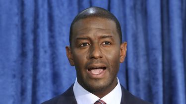 ARCHIVO - Andrew Gillum, candidato demócrata para la gubernatura de Florida, habla en conferencia de prensa en Tallahassee, Florida, el 10 de noviembre de 2018. (AP Foto/Steve Cannon, archivo)
