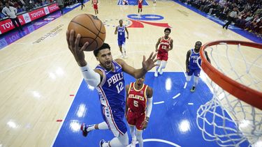 Embiid regresa y potencia a los 76ers ante Hawks
