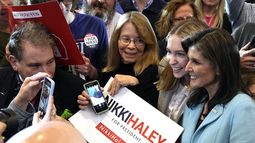 La precandidata presidencial republicana y exembajadora ante la ONU Nikki Haley, a la derecha, posa para una foto con simpatizantes tras hablar en un acto de campaña, el jueves 29 de febrero de 2024, en Richmond, Virginia. (AP Foto/Steve Helber)