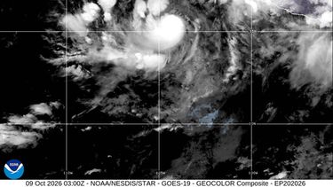 Esta imagen satelital cortesía de la Oficina Nacional de Administración Oceánica y Atmosférica de Estados Unidos (NOAA, por sus siglas en inglés) muestra al huracán Simón el viernes 9 de octubre de 2026 mientras se desplaza sobre el Pacífico. (Oficina Nacional de Administración Oceánica y Atmosférica de Estados Unidos vía AP)
