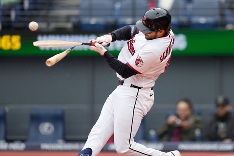 Daniel Schneemann, de los Guardianes de Cleveland, conecta un sencillo con el bate roto en la segunda entrada de un partido de béisbol contra los Rays de Tampa Bay en Cleveland, el miércoles 29 de abril de 2026. (AP Foto/Sue Ogrocki)