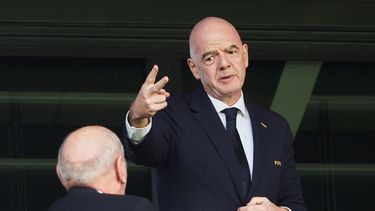 El presidente de la FIFA, Gianni Infantino, hace gestos mientras asiste al partido inaugural del Mundial Femenil Sub-20 entre Polonia y Argentina en Katowice, Polonia, el sábado 5 de septiembre de 2026. (Foto AP/Beata Zawrzel)