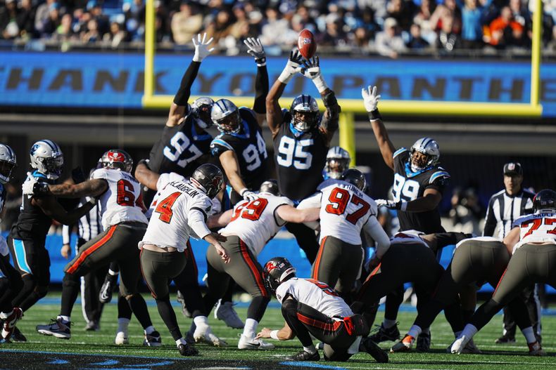 Chase McLaughlin de los Buccaneers de Tampa Bay patea un gol de campo de 57 yardas en el encuentro ante los Panthers de Carolina el domingo 7 de enero del 2024. (AP Foto/Rusty Jones)