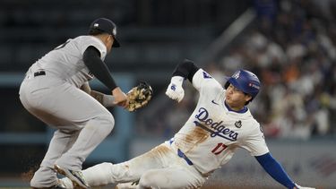 Shohei Ohtani de los Dodgers de Los Ángeles le marca out el segunda base de los Yankees de nueva York Gleyber Torres en un intento de robarse la base en la séptima entrada del segundo duelo de la Serie Mundial el sábado 26 de octubre del 2024. (AP Foto/Ashley Landis)