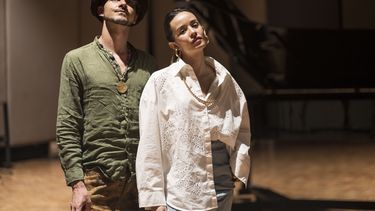Catalina García y Santiago Prieto de la banda Monsieur Periné posan en un estudio a las afueras de la Ciudad de México el 10 de mayo de 2023. (Foto AP/Moisés Castillo)